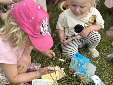 Børn smører madder